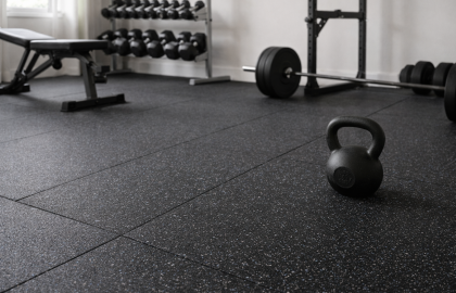 Gimnasio en casa con piso de caucho y equipamiento de entrenamiento