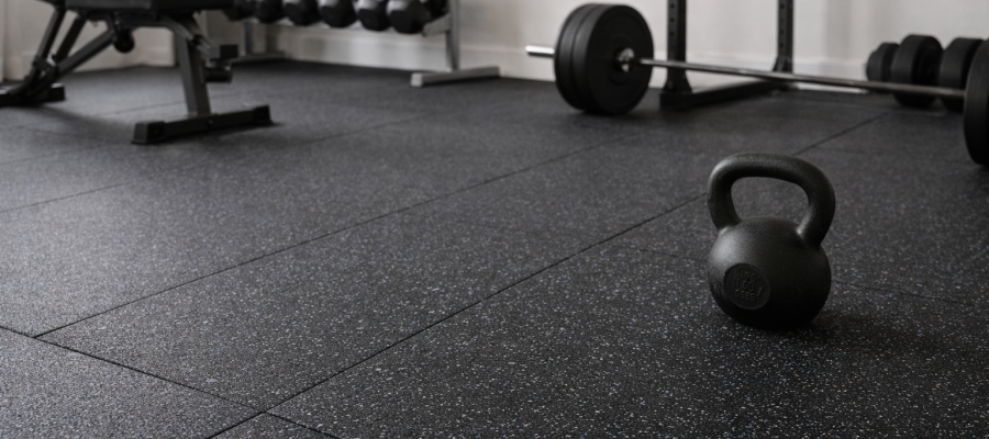 Gimnasio en casa con piso de caucho y equipamiento de entrenamiento