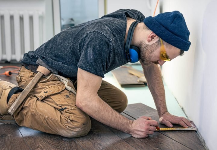 trabajador-masculino-pone-suelo-laminado-suelo-3-Reducido.jpg